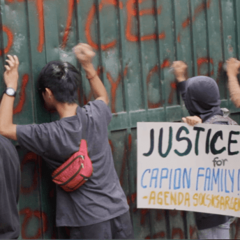 Four young men knock on a gate, one of them holds a poster that says "Justice for Capion Family - Agenda Solsksargen