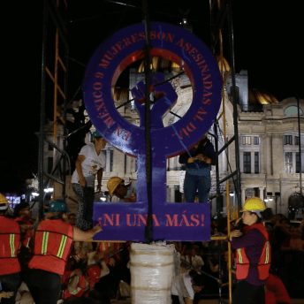 A group of women succeed in installing the anti-monument sculpture in front of the Palacio de Bellas Artes